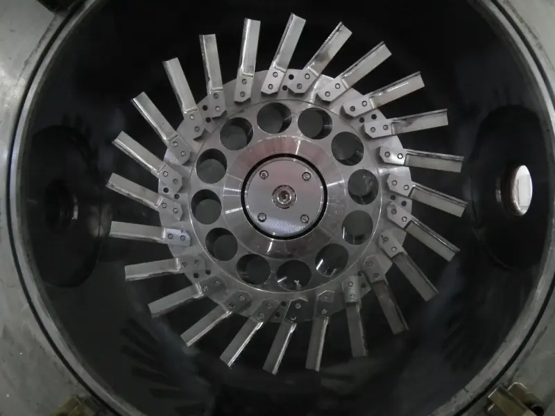 Cutter hub fitted with complete pelletizing knives inside an underwater pelletizer