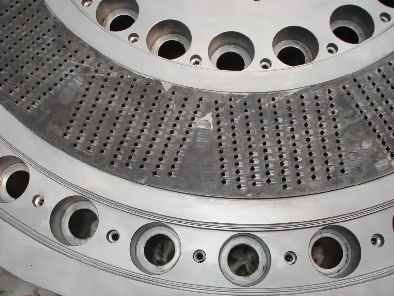 Working surface detail on a pelletizing die plate