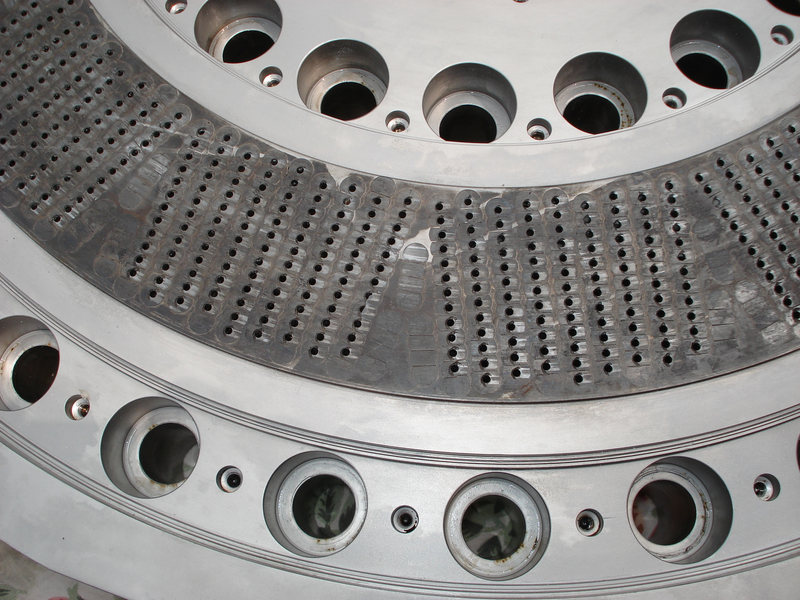 Working surface detail on a pelletizing die plate