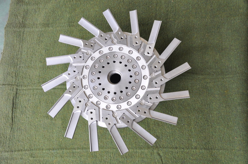 Pelletizer cutter hub with multiple installed pelletizing knives
