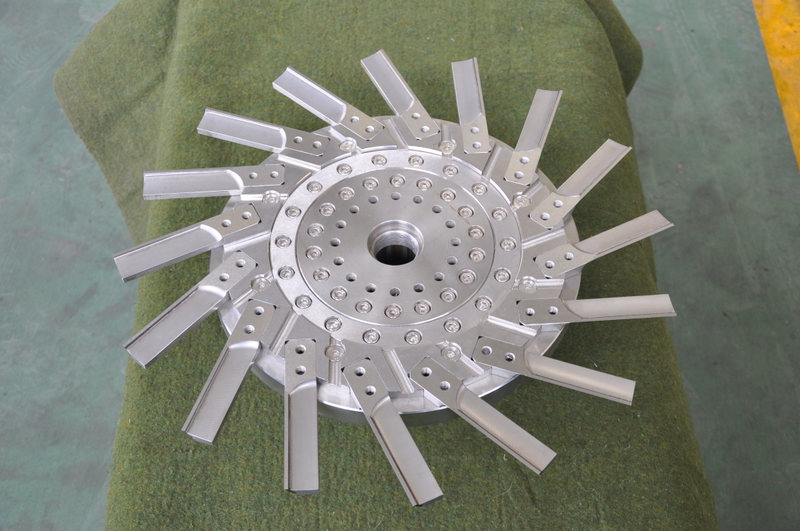 Pelletizer cutter hub fitted with multiple pelletizing knives