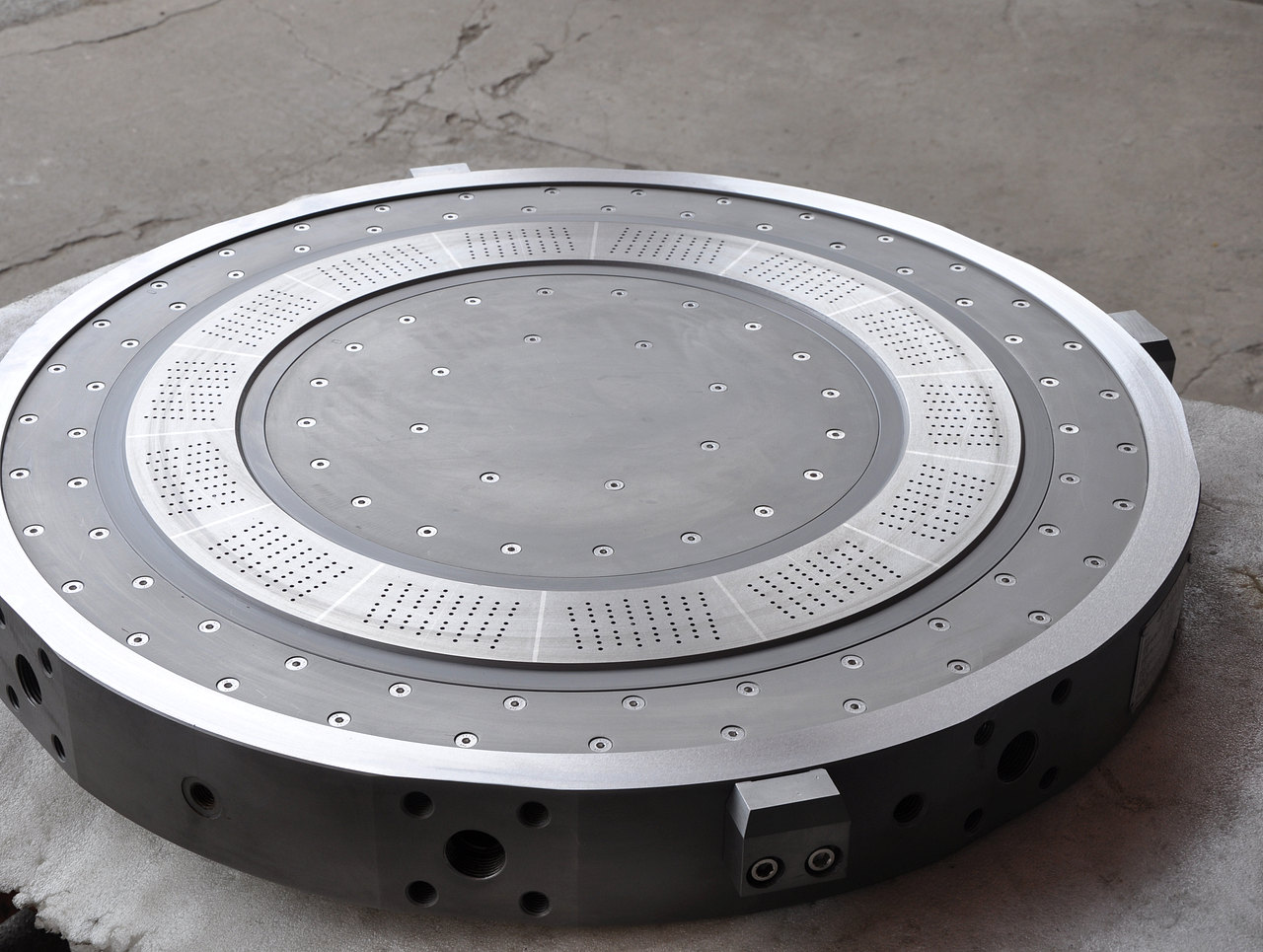 Pelletizing die plate with visible die-hole and interface areas